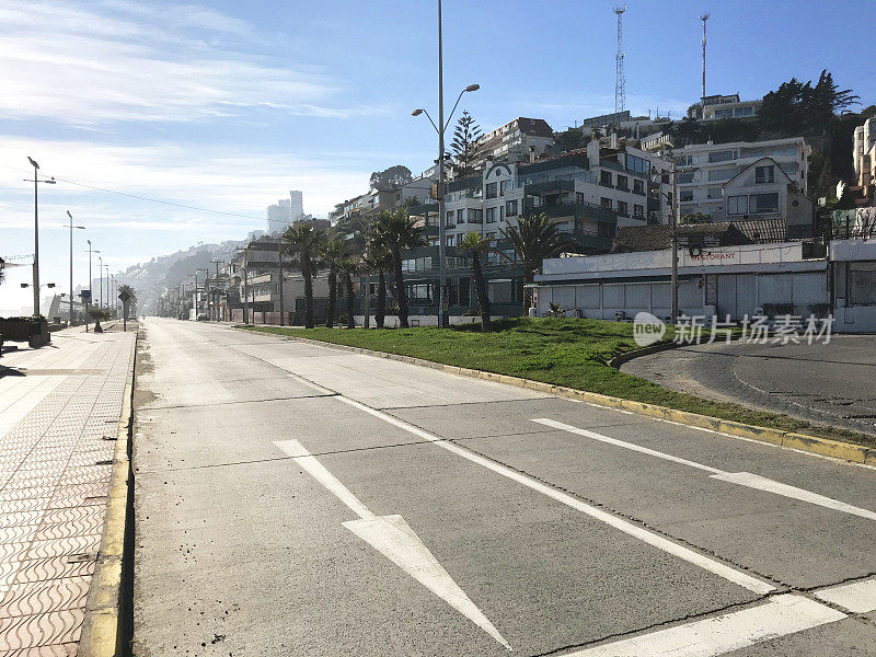 在智利瓦尔帕莱索Reñaca, Viña del Mar, 2019冠状病毒大流行期间，空荡荡的街道和街道